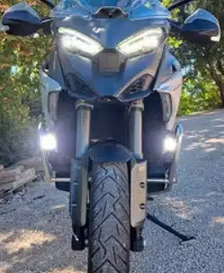 Paire de feux additionnels en fonctionnement sur une Ducati Multistrada V4