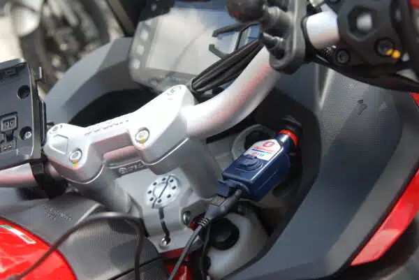 Prise USB Din branchée sur Multistrada