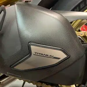 Protection de bras oscillant carbone Ducati