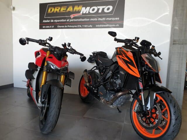 Vue intérieure atelier Dream Moto avec Ducati Streefighter V4 S et KTM Superduke 1290 en attente