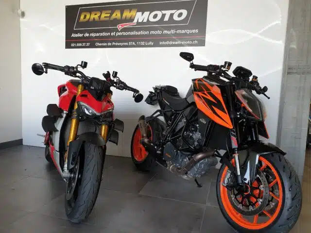 Vue intérieure atelier Dream Moto avec Ducati Streefighter V4 S et KTM Superduke 1290 en attente