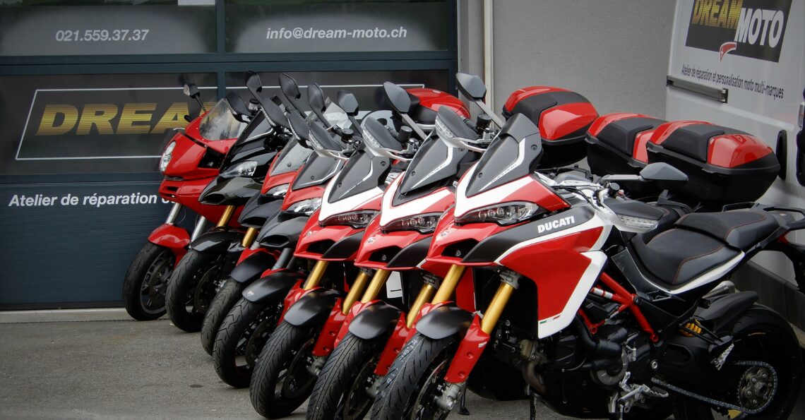 Vue extérieure de l'atelier Dream Moto avec alignement de Ducati Multistrada