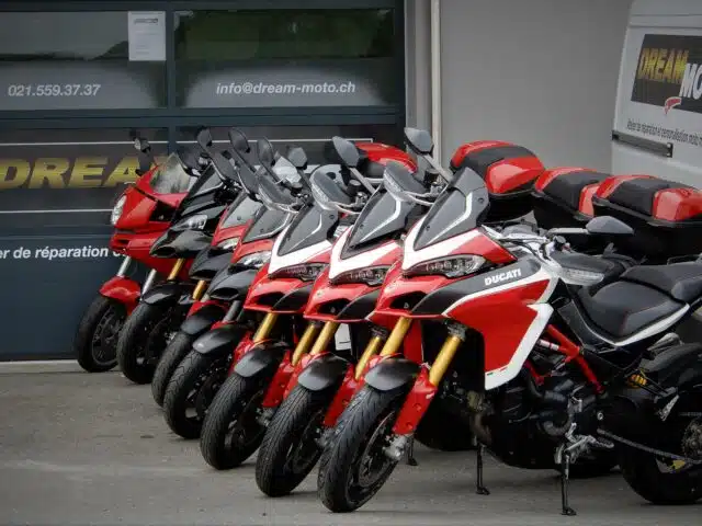 Vue extérieure de l'atelier Dream Moto avec alignement de Ducati Multistrada