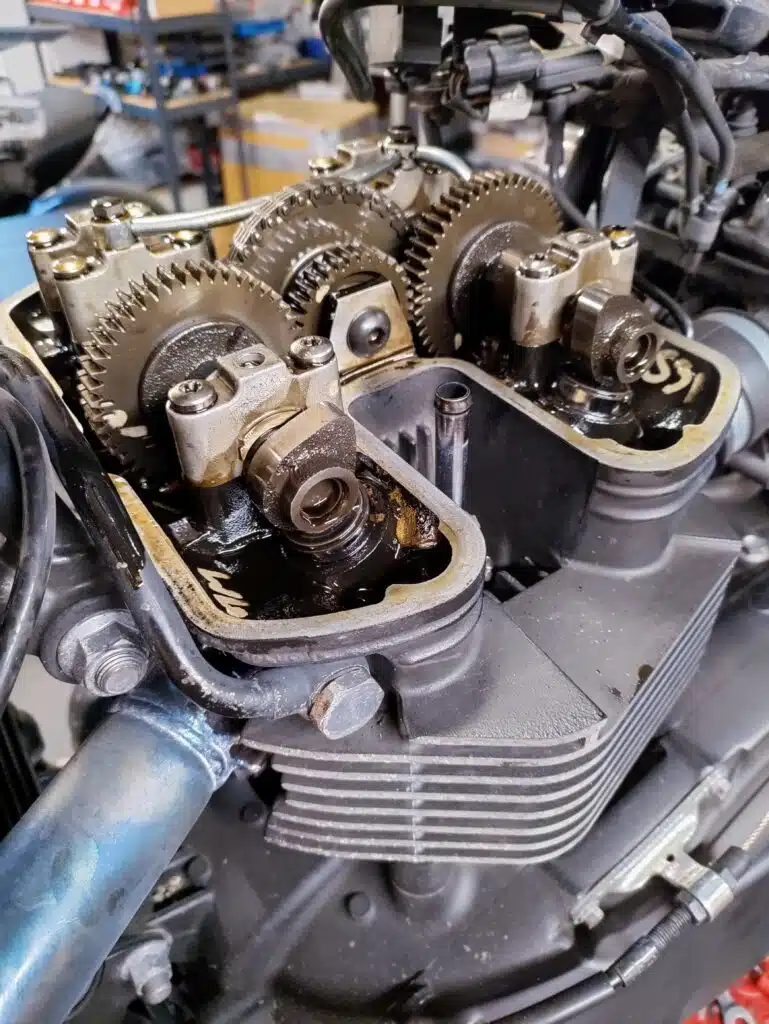 Moteur de Triumph Bonneville ouvert pour contrôle jeu aux soupapes