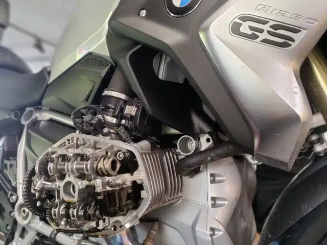 Contrôle du jeu aux soupapes sur une BMW R 1250 GS