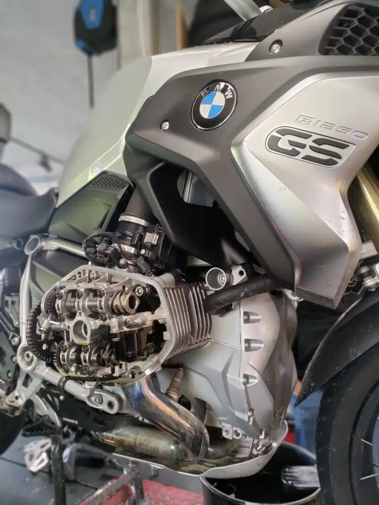 Contrôle du jeu aux soupapes sur une BMW R 1250 GS