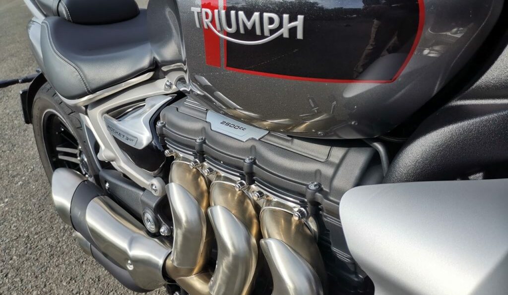 Vue sur les échappements de Triumph Rocket 3