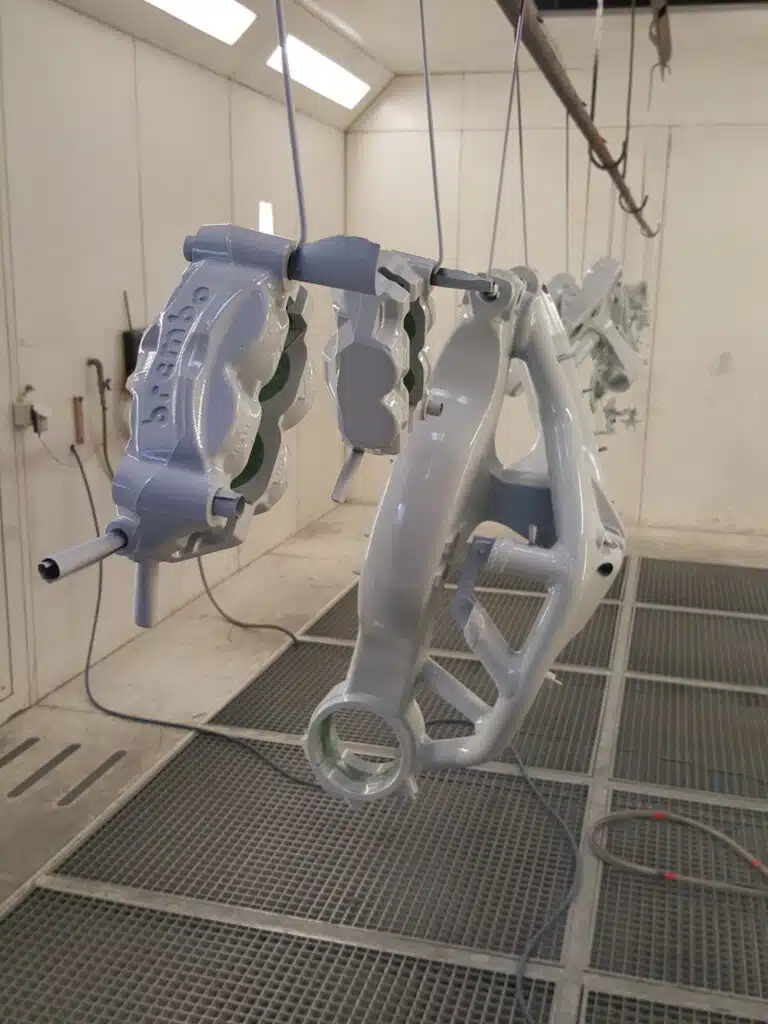 Pièces moto en cabine de peinture